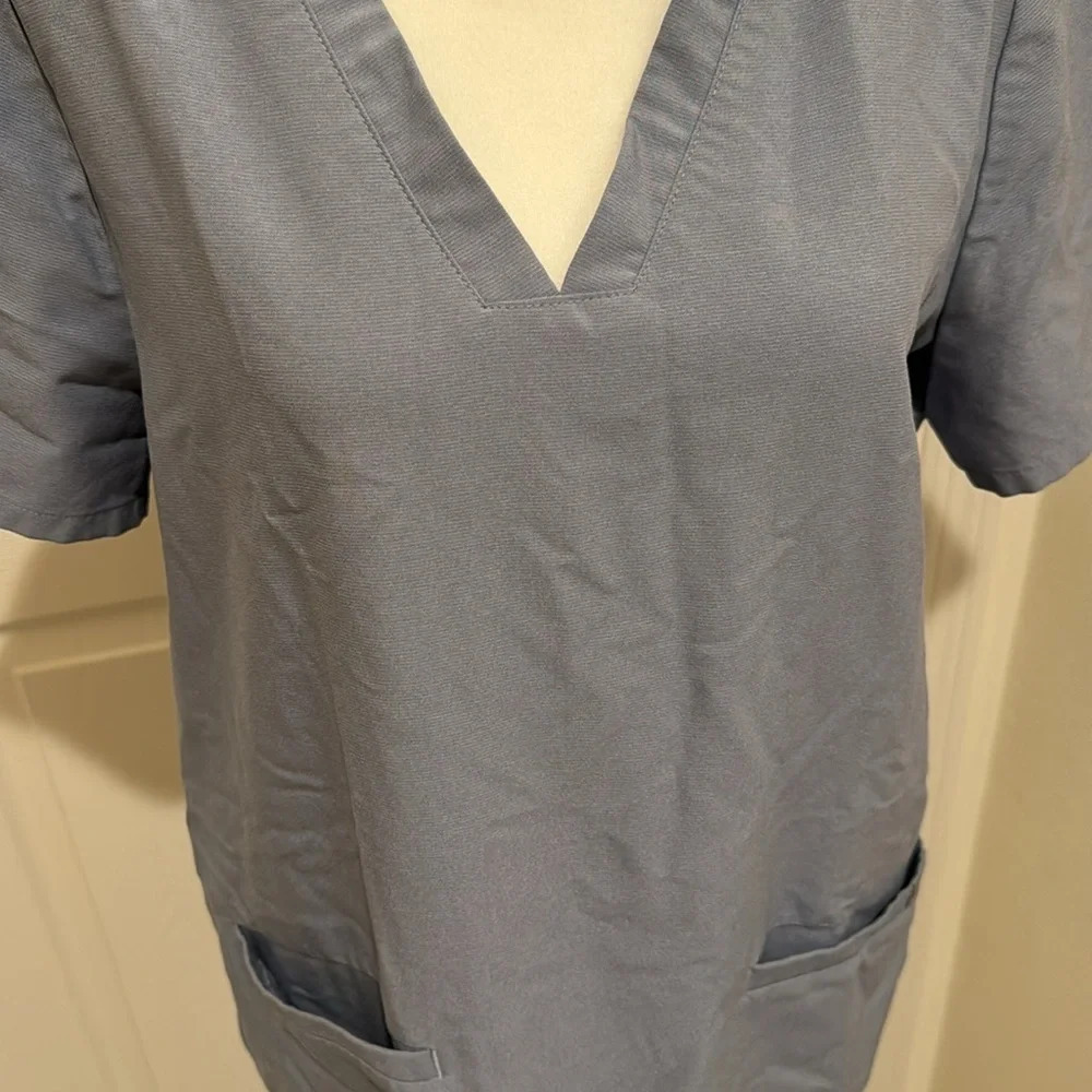 Figs Casma Three Pocket Scrub Top vapor blue technical collection - Picture 12 of 15